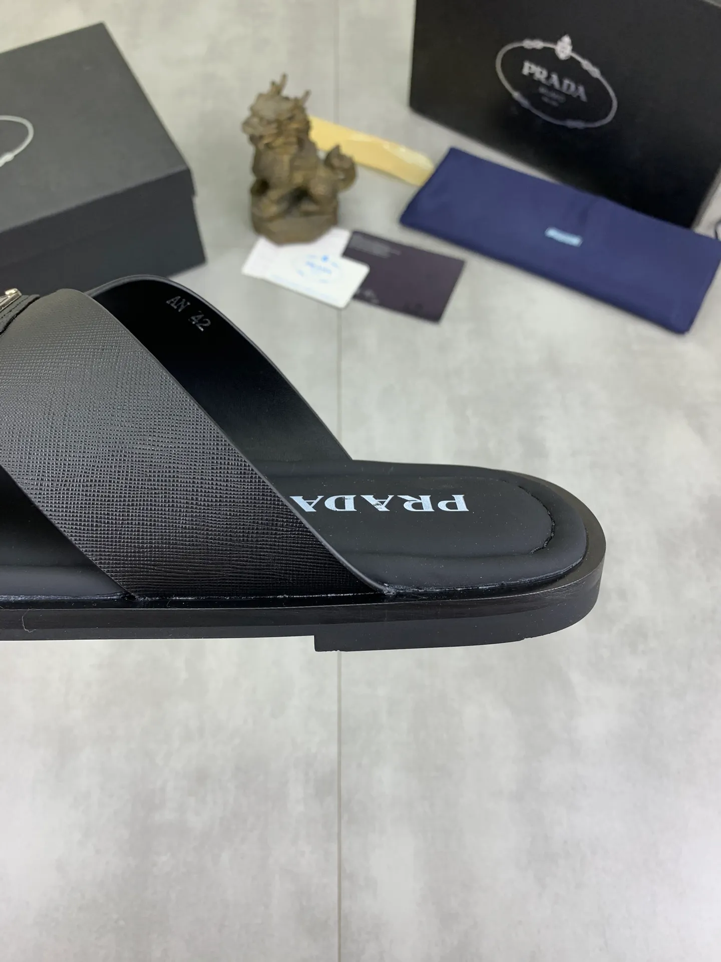 Men's shoes 💰P300💰【New style】🎁🎁🎁 PRADA Prada's new casual slippers, original official website 1:1, perfect workmanship, transmitting a kind of noble luxury, sublimating its definition of luxury in Prada's high-end extraordinary craftsmanship. Original combination outsole, code number: 38-44 (45 customized) 4️⃣colors🉑️ to choose from